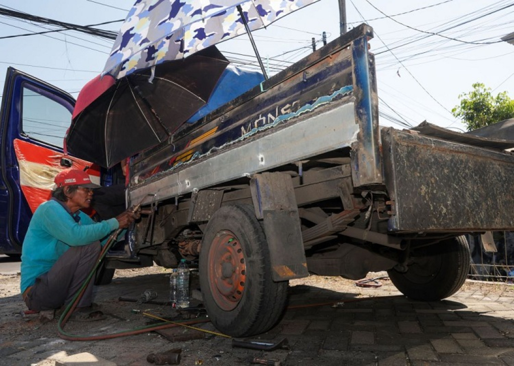 Salah satu perbaikan kendaraan di sebuah bengkel di Surabaya. SP/Foto:Pemkot Surabaya