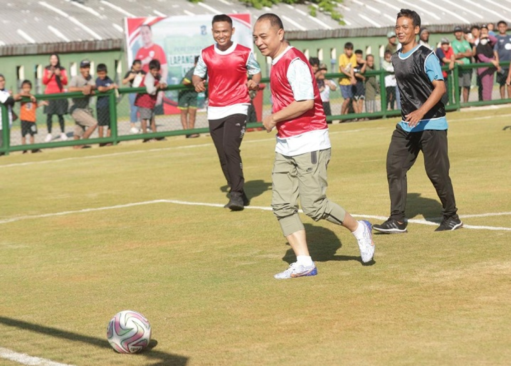 Wali Kota Eri saat mencoba lapangan mini soccer Lapangan Potro Agung yang baru diresmikan. SP/Foto:Dinkominfo Surabaya