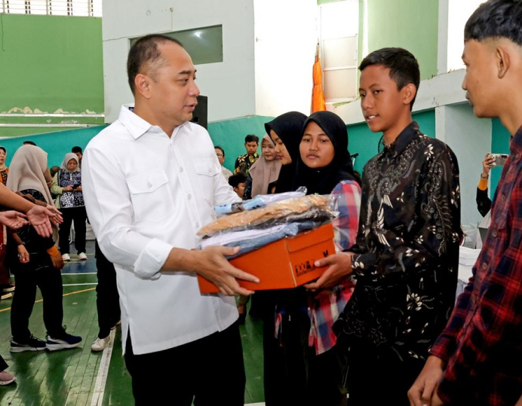 Wali Kota Surabaya Eri Cahyadi saat menyalurkan bantuan pendidikan kepada siswa di Surabaya. SP/Foto:Pemkot Surabaya