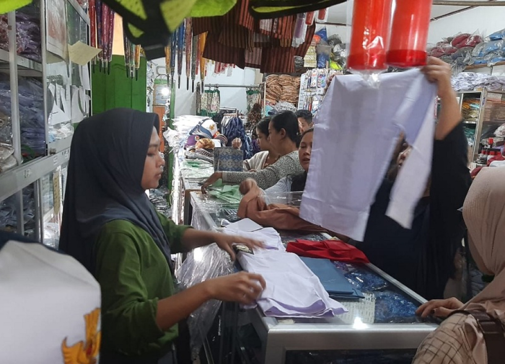 Ilustrasi. Salah satu sentra pertokoan seragam dan kelengkapan alat sekolah Jalan Basuki Rahmad, Kota Tulungagung. SP/ TLG