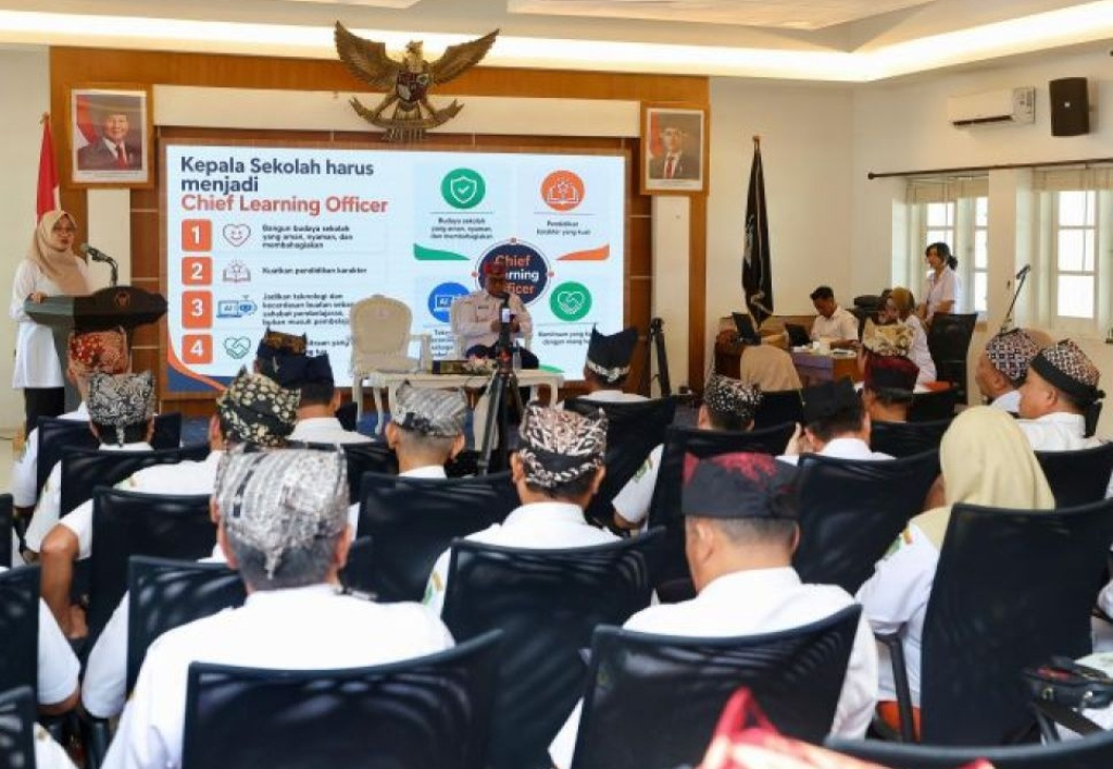 Bupati Banyuwangi Ipuk Fiestiandani saat memberikan arahan kepada kepala sekolah. SP/Foto:Pemkab Banyuwangi