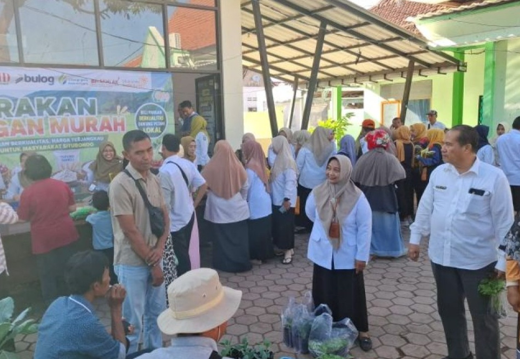 Aktivitas pasar pangan murah di halaman Kantor Dinas Pertanian dan Ketahanan Pangan Situbondo. SP/Foto:antara