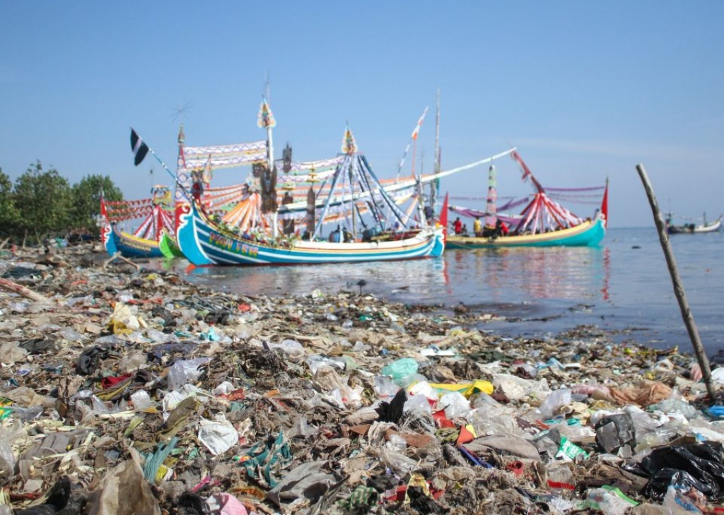 Perahu nelayan yang dihiasi untuk tradisi petik laut berada di antara tumpukan sampah di bibir pantai Desa Pesisir, Kecamatan Besuki, Kabupaten Situbondo. SP/Foto:antara