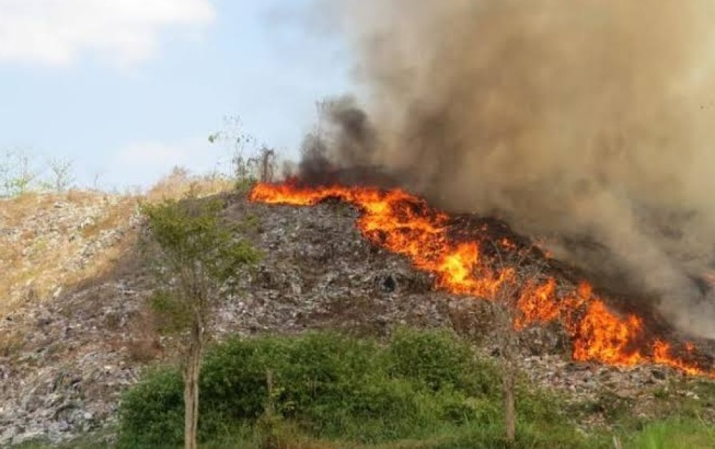 Lahan di Tempat Pembuangan Akhir (TPA) Pakusari di Kabupaten Jember, Jawa Timur terbakar. SP/ JBR