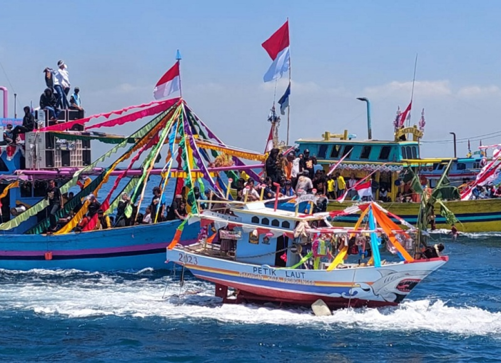 Gelaran perlombaan balap perahu yang menjadi bagian dari rangkaian tradisi Petik Laut di Probolinggo. SP/ PRB