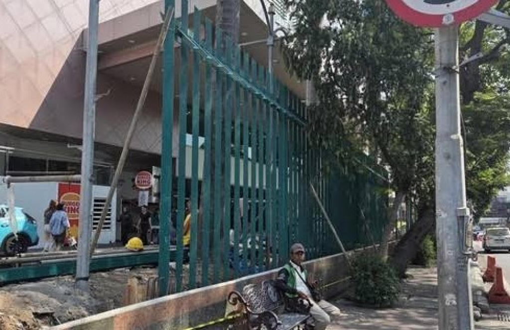 Fenomena pemasangan pagar besi setinggi 2,5 meter secara serentak di sejumlah mal ikonik milik Pakuwon Group di Surabaya. SP/ SBY