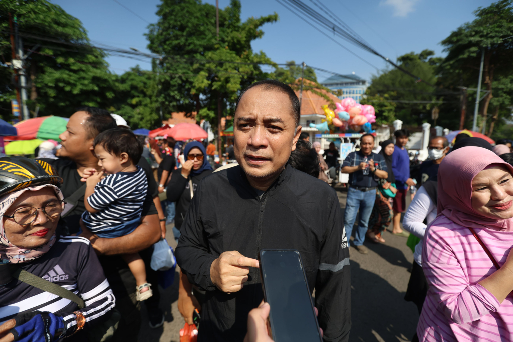 Wali Kota Surabaya Eri Cahyadi memastikan pedagang kaki lima (PKL) yang berjualan di kawasan Car Free Day (CFD) Taman Bungkul. SP/ Al Qomaruddin