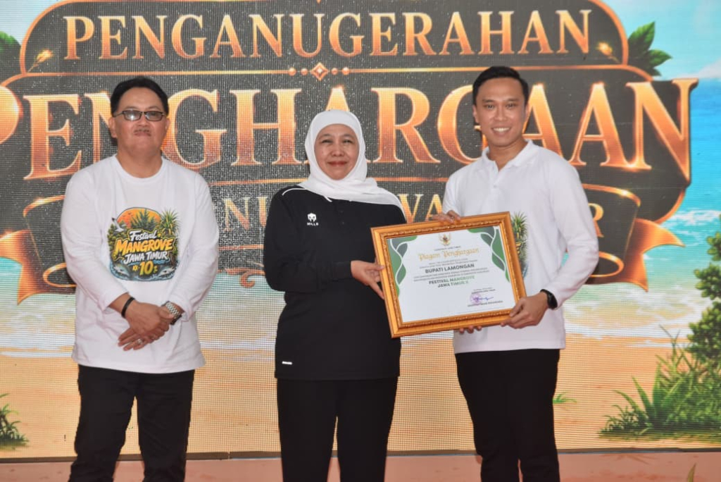 Wakil Bupati Lamongan mewakili Bupati menerima penghargaan dari Gubernur Jatim. SP/MUHAJIRIN 