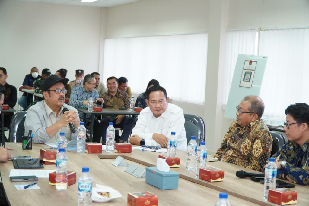 Menteri Perencanaan Pembangunan Nasional (PPN) Rachmat Pambudy meninjau kawasan industri Pantura, di PT Lamongan Integrated Shorebase (LIS) Kecamatan Paciran. SP/MUHAJIRIN 