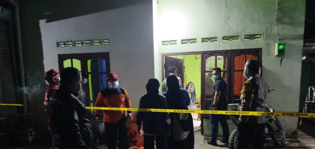 Polisi sedang dalam olah TKP. Sp/ Lestariono