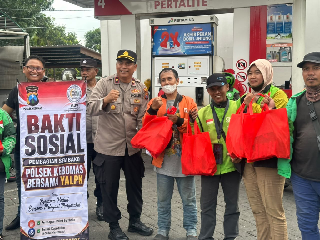 Ratusan pengemudi ojek online (ojol) dan warga Gresik menerima bantuan sembako serta bahan bakar minyak (BBM) gratis. SP/ MAIDID