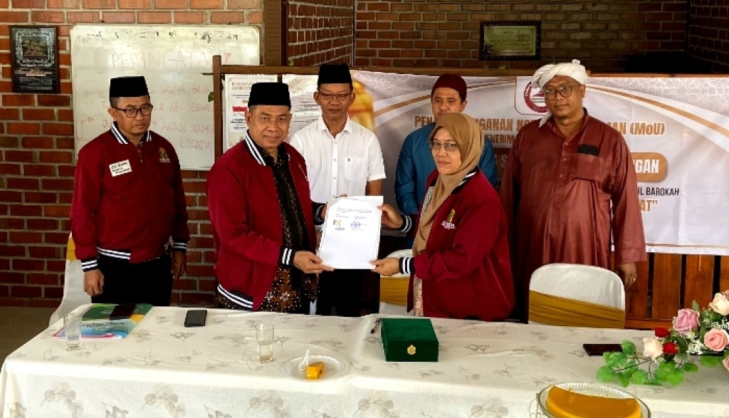 Rektor UNSUDA Nasihin Sumarjan menunjukan MoU yang baru ditandatanganinya  dengan Rumah Ngaji Parit Masjid Sungai Balang, Muar, Johor Malaysia. SP/MUHAJIRIN 