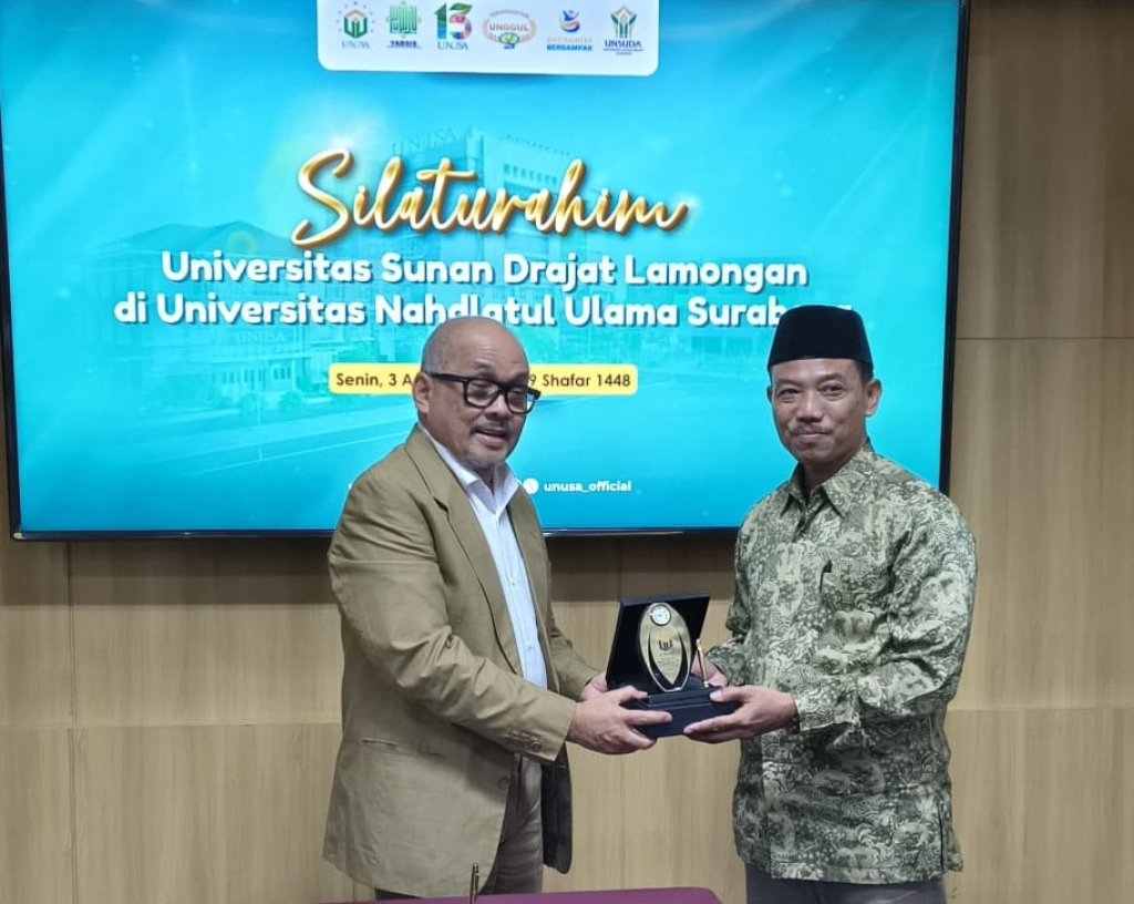 Rektor UNUSA Surabaya, Tri Yogi Yuwono memberikan cinderamata ke Wakil Rektor III UNSUDA, usai penandatangan MoU. SP/MUHAJIRIN 