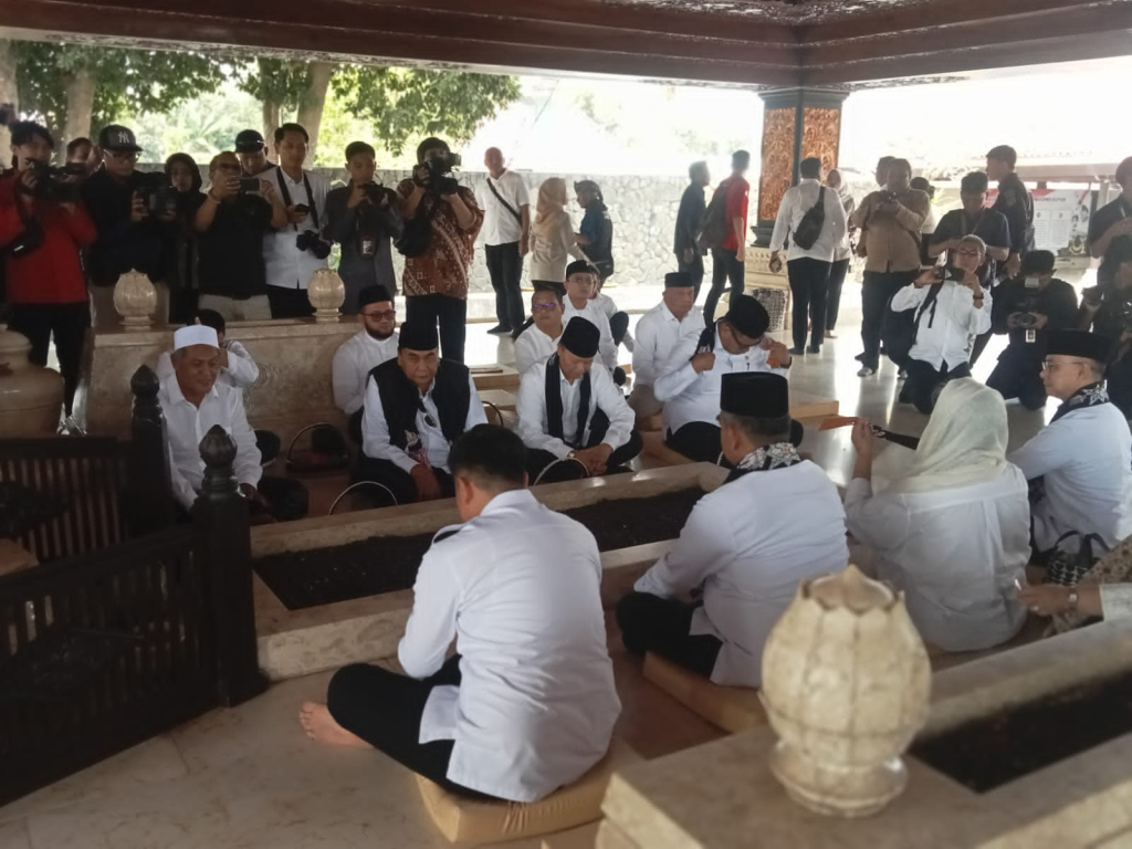 Rombongan Pimpinan MPR RI berziarah ke makam Proklamator Kemerdekaan Republik Indonesia Ir. Soekarno di Kota Blitar, Selasa (4/8/2026 siang. SP/ Lestariono