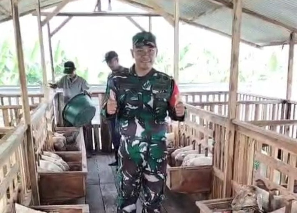 Anggota Koramil Prambon, saat berkunjung di kandang ternak kambing usaha  BUMDes Cangkringturi. SP/JUMAIN