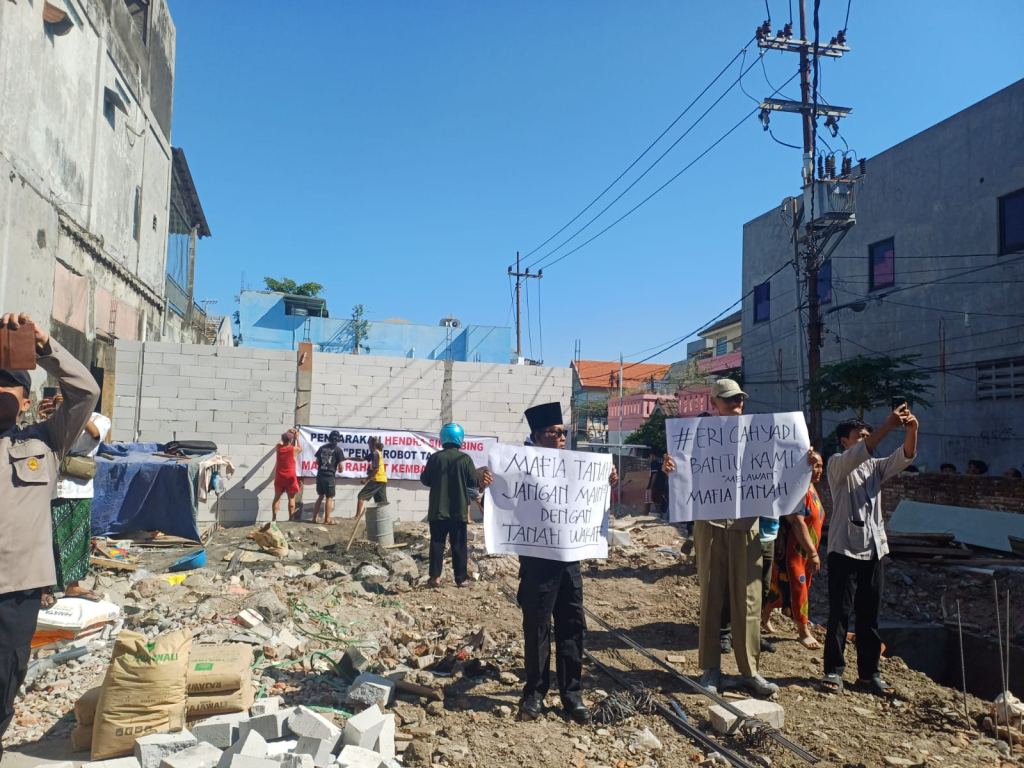 Puluhan Masa Yayaaan Masjid Rahmad Surabaya saat menggelar Demo menuntut pengembalian tanah wakaf di Jl. Pandigiling no.145 Surabaya. SP/ Al Qomaruddin