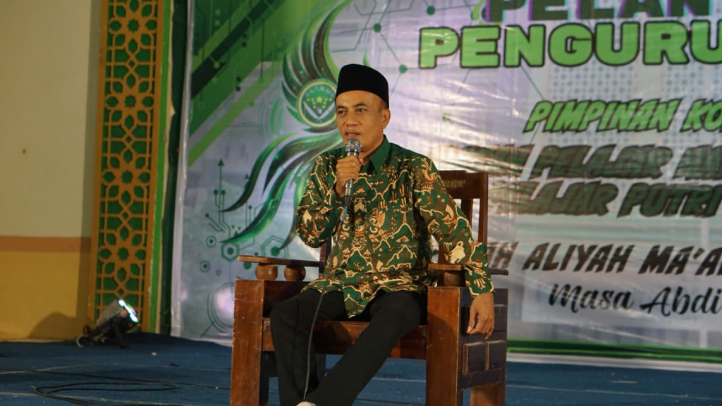 Ketua Tanfidziah PCNU Lamongan Gus Syahrul Munir saat memberikan arahan dalam pelantikan PK IPNU-IPPNU MA Ma'arif Sunan Drajat. 
FOTO: SP/MUHAJIRIN 