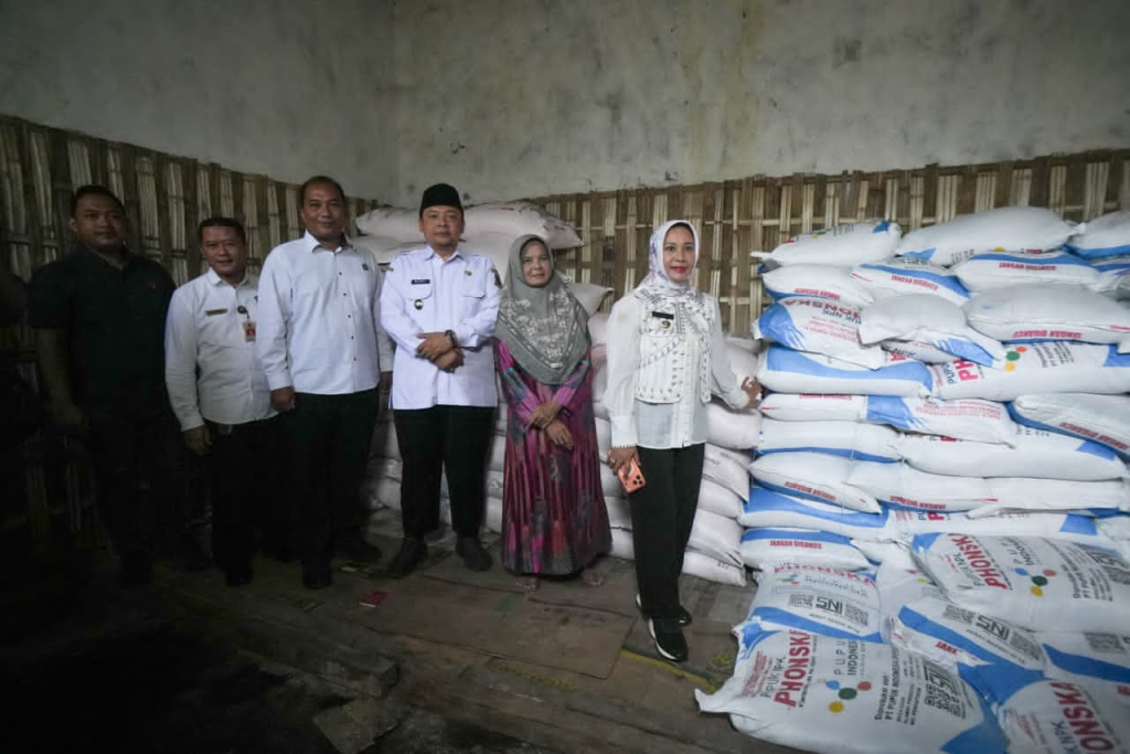 Walikota saat memimpin sidak ketersediaan dan distribusi pupuk serta pestisida. SP/DWI