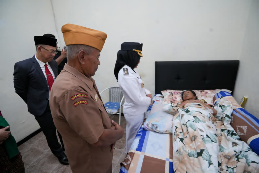 Wali Kota Mojokerto, Wakil Wali Kota Mojokerto, serta jajaran kepala perangkat daerah saat menyambangi rumah veteran di hari Kemedekaan RI. SP/DWI