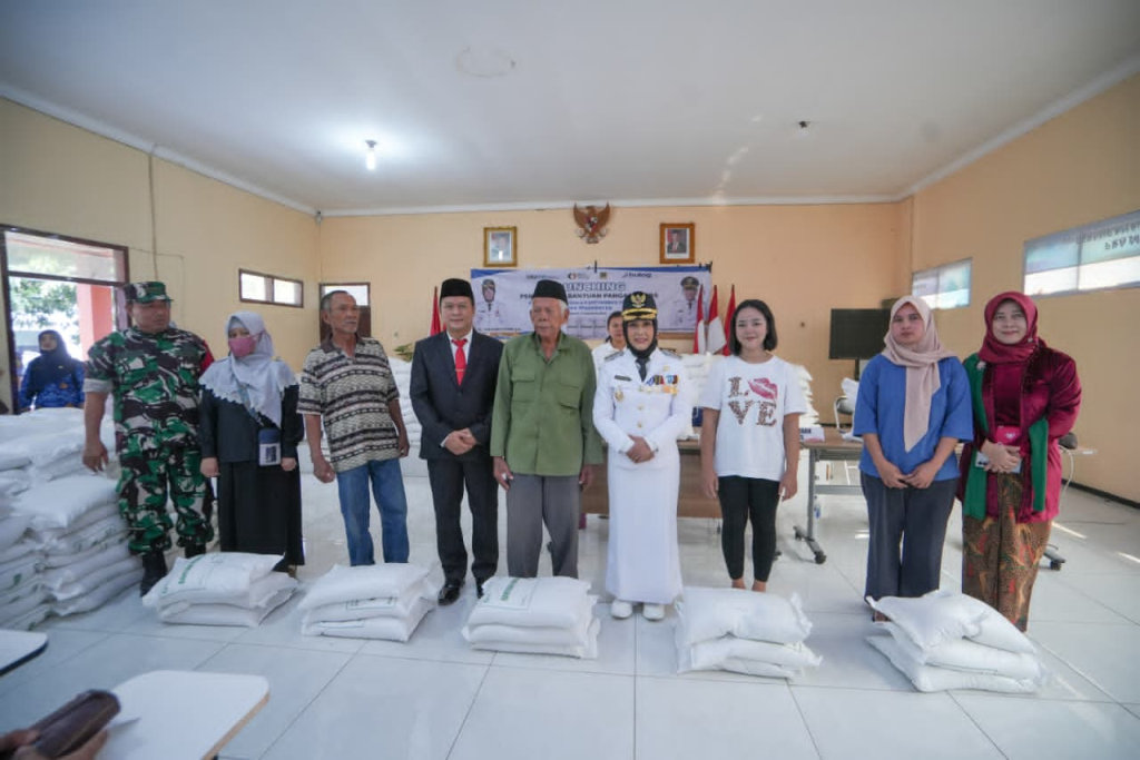 Wali Kota Mojokerto Ika Puspitasari meninjau langsung penyaluran bantuan di Kelurahan Meri, untuk memastikan distribusi berjalan lancar dan diterima masyarakat yang menjadi sasaran. SP/DWI