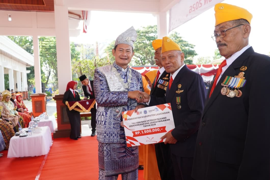 Bupati menyerahkan talis asih ke pejuang veteran usai upacara bendera HUT RI. SP/MUHAJIRIN 
