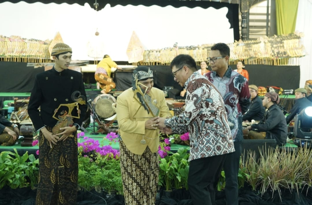 Direktur Utama Petrokimia Gresik Daconi Khotob menyerahkan apresiasi kepada dalang dalam pagelaran wayang kulit HUT ke-54 Petrokimia Gresik di SOR Tri Dharma. SP/Maidid