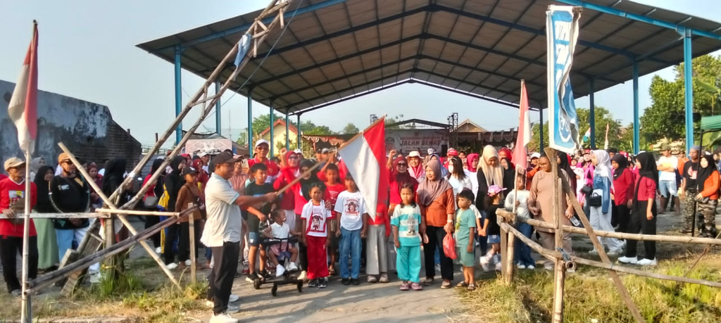 Suasana pemberangkatan peserta Jalan Sehat Desa Janti.  SP/ JUMAIN