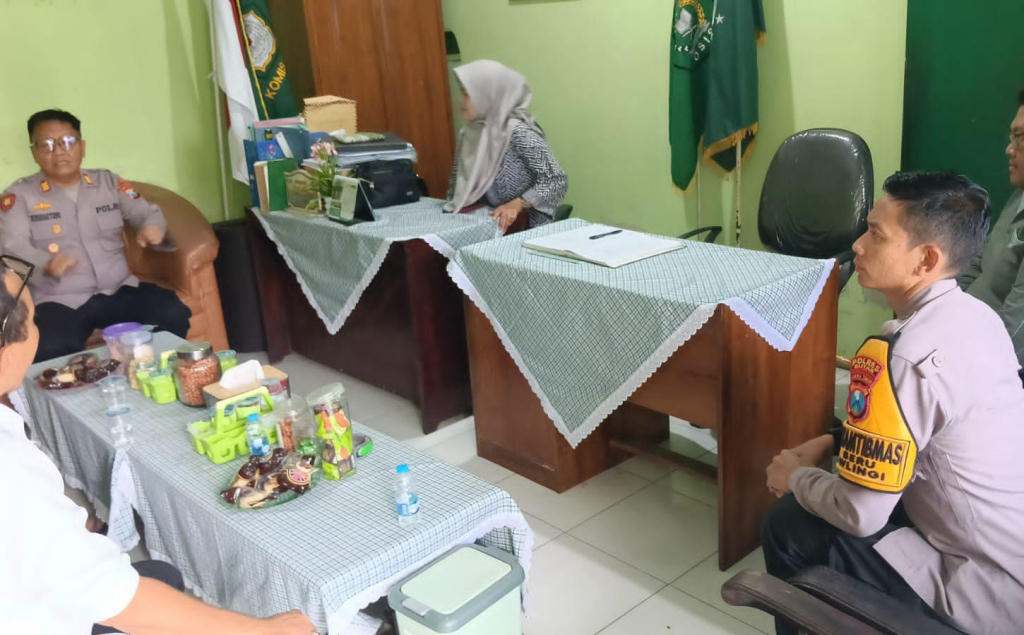 Kapolsek saat di sekolah Mts. SP/ Lestariono