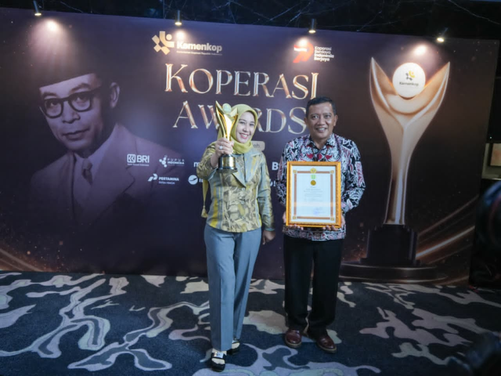 Walikota Mojokerto Ning Ita dan Kepala Diskopukmperindag Kota Mojokerto usai menerima penghargaan Bakti Koperasi Nayaka Mahambara dalam ajang Koperasi Award 2026 di Jakarta, Kamis (20/8) malam. SP/DWI