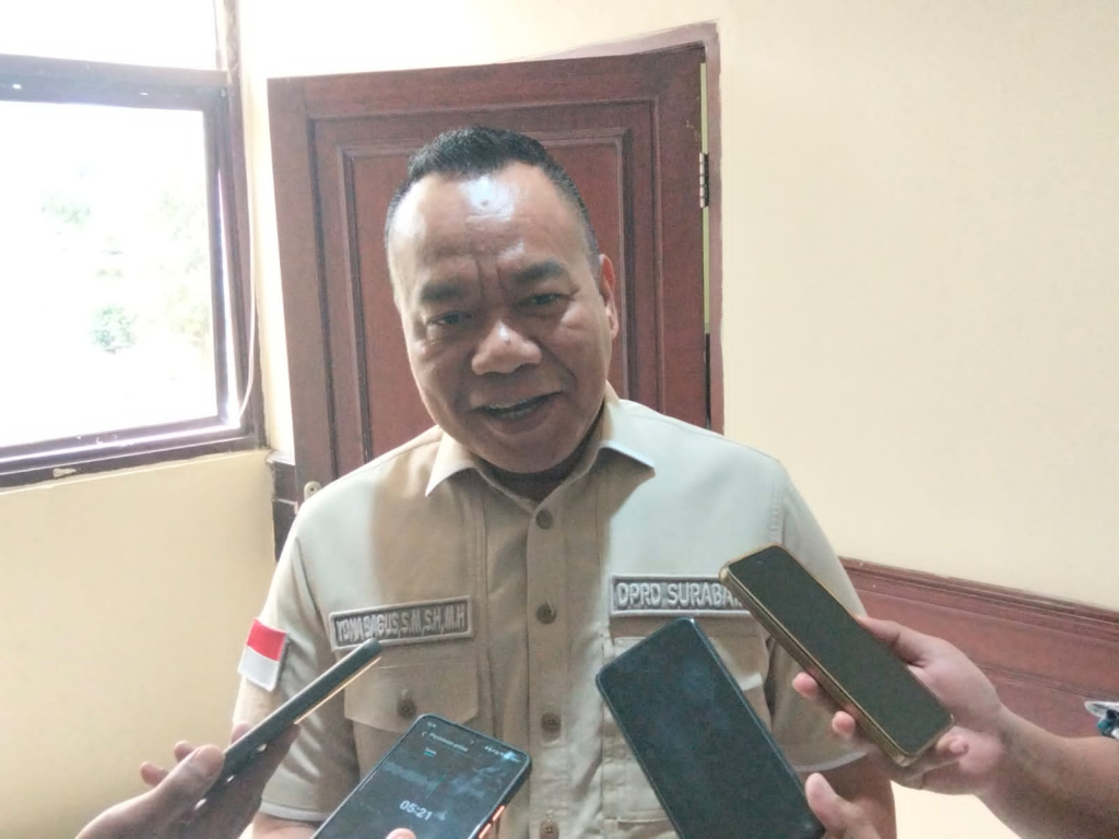 Ketua Komisi A DPRD Surabaya Yona Bagus Widyatmoko Saat diwawancair awak media di Gedug DPRD Kota Surabaya. SP/ Al Qomaruddin