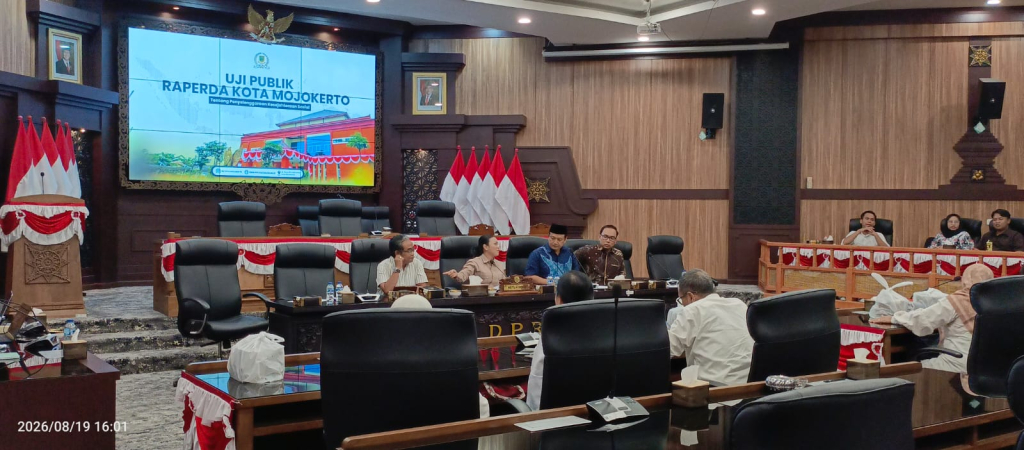 DPRD Kota Mojokerto menggelar uji publik Rancangan Peraturan Daerah (Raperda) inisiatif DPRD tahun 2026 di ruang rapat gedung DPRD Kota Mojokerto. SP/DWI