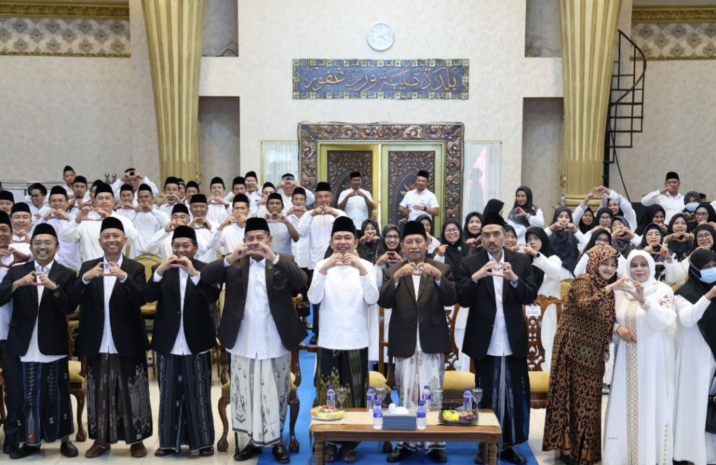Bupati Jember Gus Fawait bersama para Ulama dalam pelantikan MUI Jember. SP/Riko