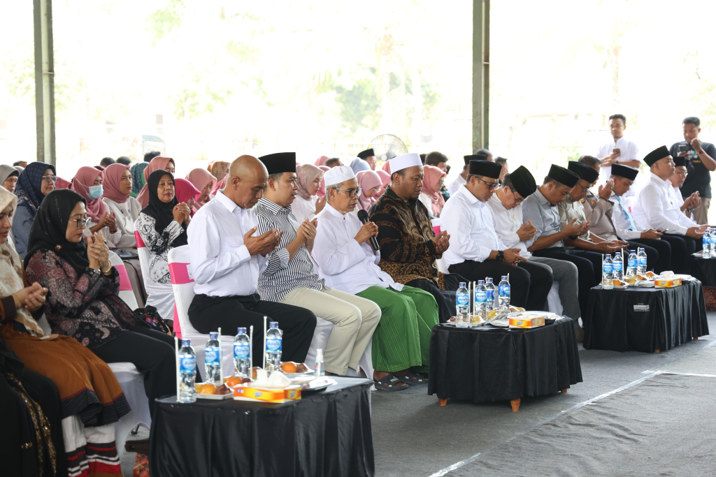 Bupati Jember Gus Fawait bersama para ulama dan masyarakat meluncurkan program Jember Cinta Kesehatan. SP/Riko
