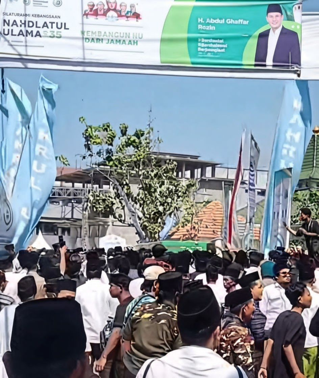 Ratusan orang tampak saling dorong di depan pintu Gedung Serba Guna Hadbullah Said. SP/ ROH