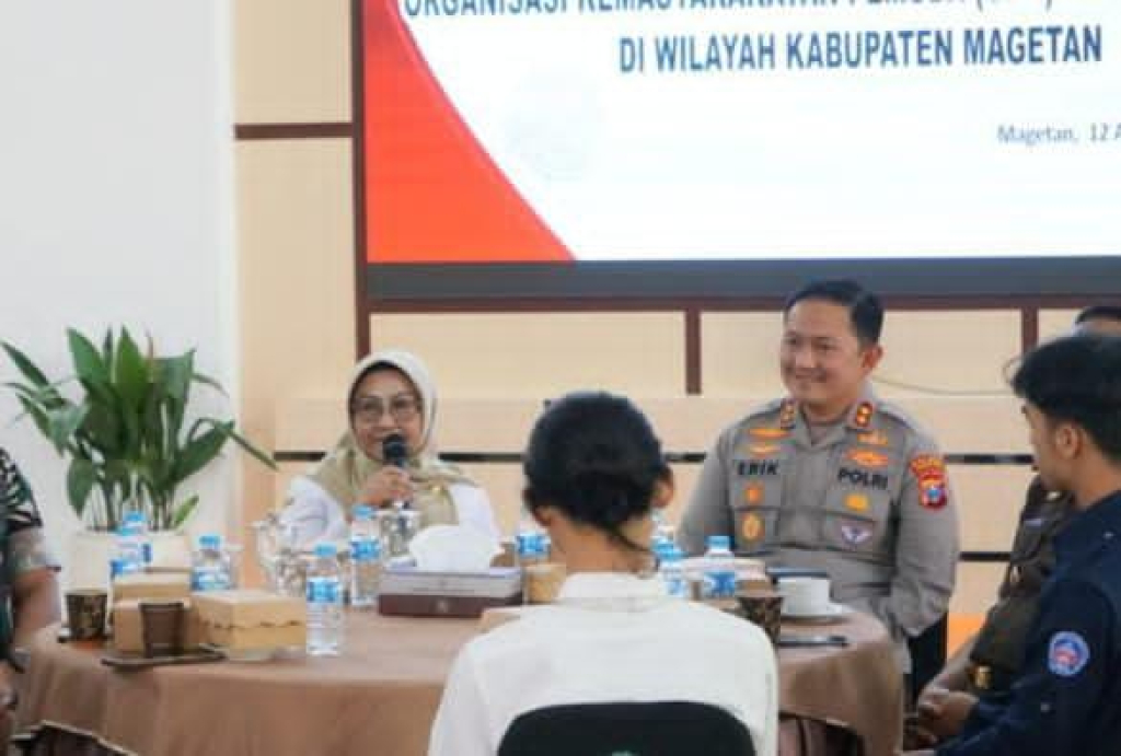 Nanik Sumantri Bupati Magetan, saat berdialog bersama mahasiswa dan organisasi kepemudaan (OKP) di Pendopo Surya Graha Magetan. Dok. Diskominfo Kabupaten Magetan