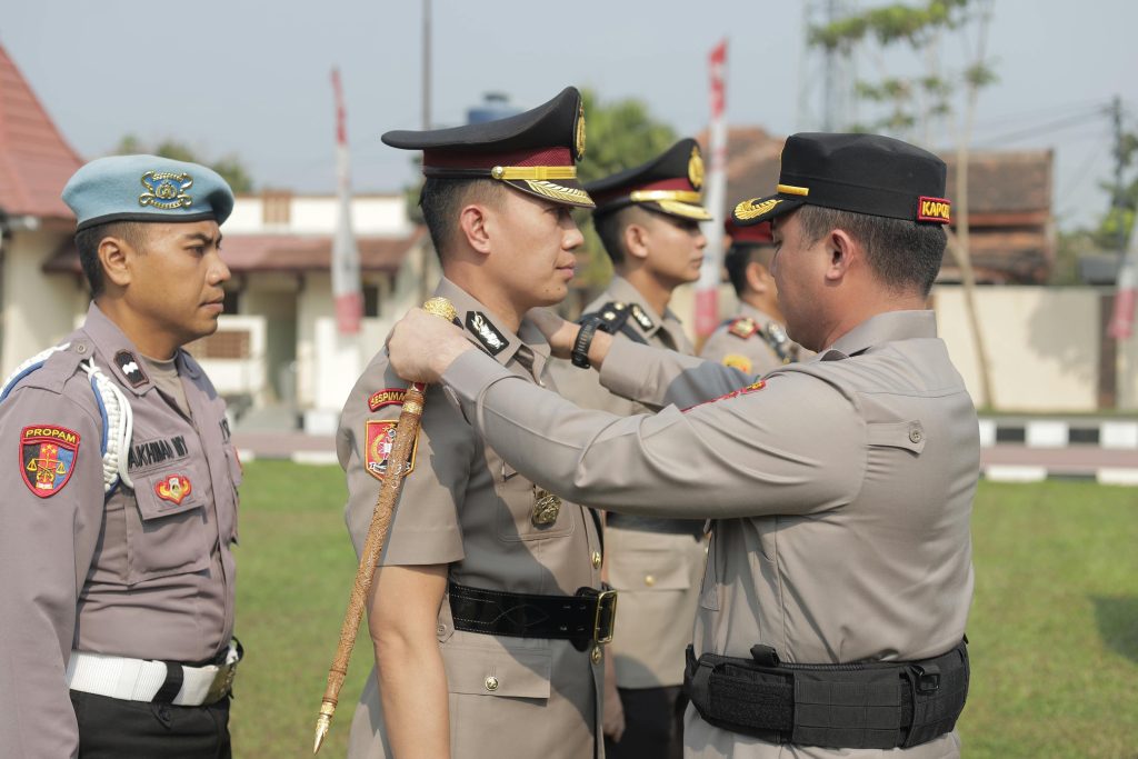 Pemasangan jabatann dan Tanda tangan  SKEP.( Surat Keputusan) Waka Polres dan Kasat Reskrim. SP/ Lestariono