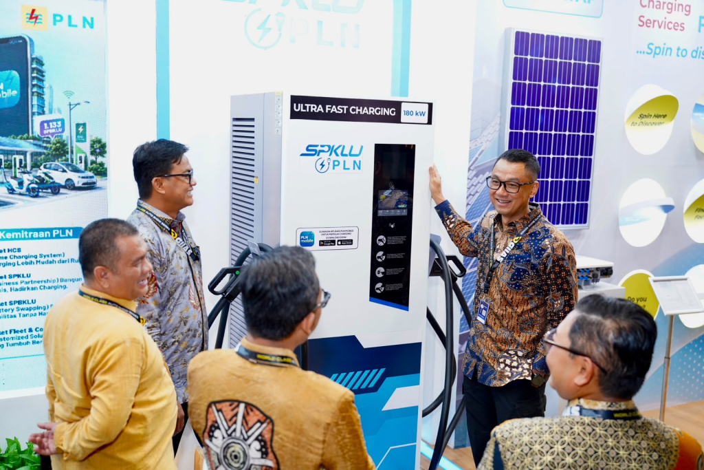Dirut PLN, Darmawan Prasodjo (kedua dari kanan) saat berada di booth PLN di GIIAS 2026. Foto/Humas PLN