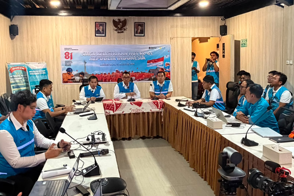 Dirut PLN, Darmawan Prasodjo, saat memimpin rapat koordinasi siaga bencana Flores, NTT, sekaligus melakukan konferensi pers di PLN Unit Pelayanan Pelanggan Flores Bagian Barat, Manggarai Barat.