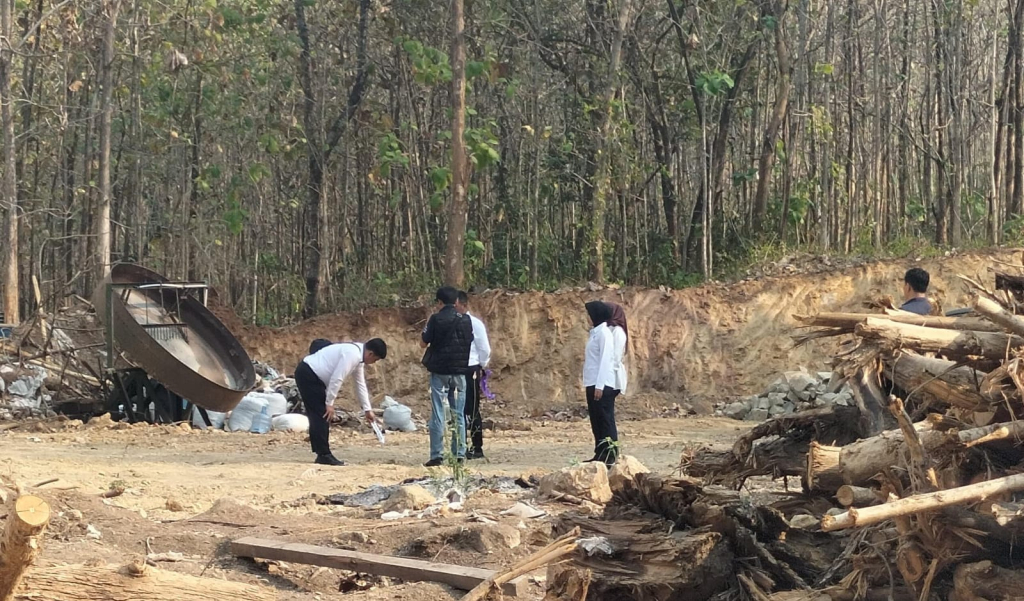 Proses olah TKP di Gunung Pegat yang dilakukan Penyidik Unit PPA Sat Reskrim Polres Ponorogo bersama korban penganiayaan.