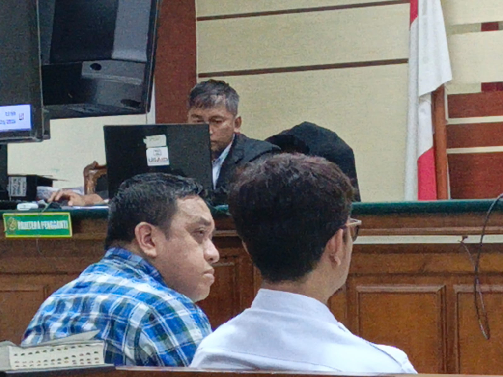 Kepala Balai Pelaksana Penyedia Perumahan dan Kawasan Permukiman (BP3KP) Jawa IV, Sultan, memberikan keterangan sebagai saksi dalam sidang dugaan korupsi Program BSPS di Pengadilan Tipikor Surabaya, Senin (3/8/2026).
