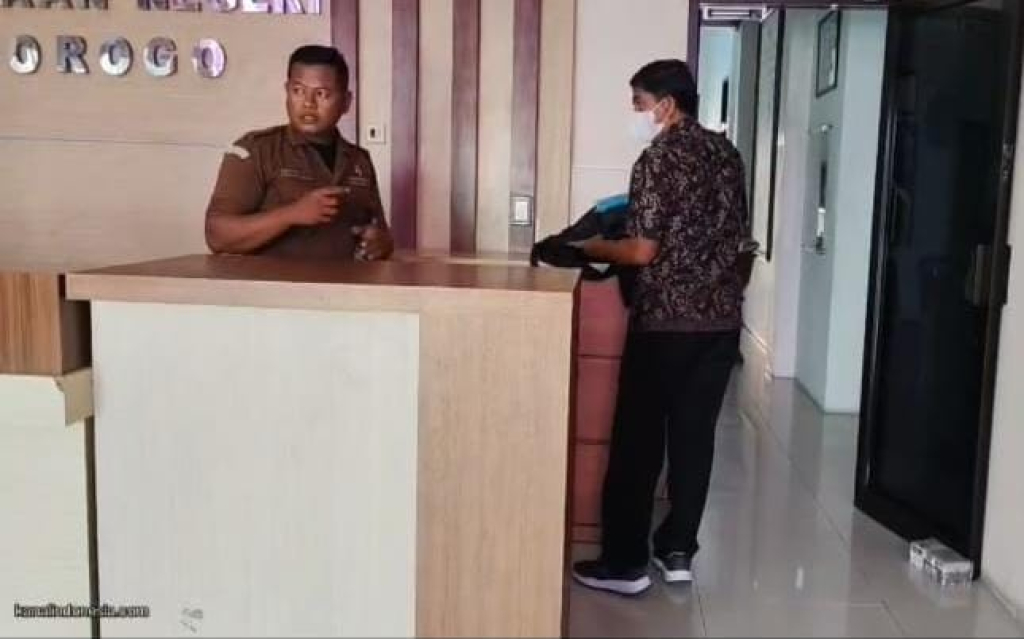 Mantan Ketua DPRD Ponorogo periode 2019-2024 Sunarto memenuhi panggilan penyidik Kejaksaan Negeri Ponorogo usai mangkir dari panggilan Selasa kemarin. 