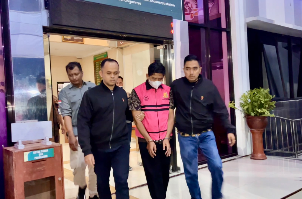 Mantan Ketua DPRD Ponorogo Sunarto saat digoandang petugas Kejaksaan Ponorogo untuk dijebloskan ke Rutan Kelas II B Ponorogo. 