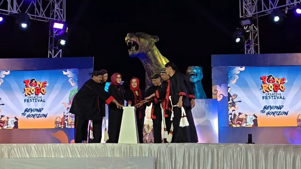 Plt Bupati Ponorogo Lisdyarita saat melaunching logo hari jadi Kabupaten Ponorogo. 