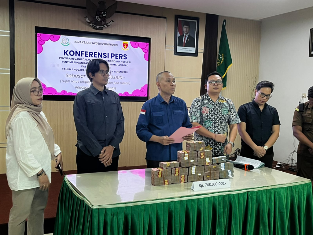 Kepala Kejaksaan Negeri Ponorogo Zulmar Adhy Surya saat menunjukkan tumpukan uang Rp 748 juta yang berhasil di sita dari anggota dewan. 