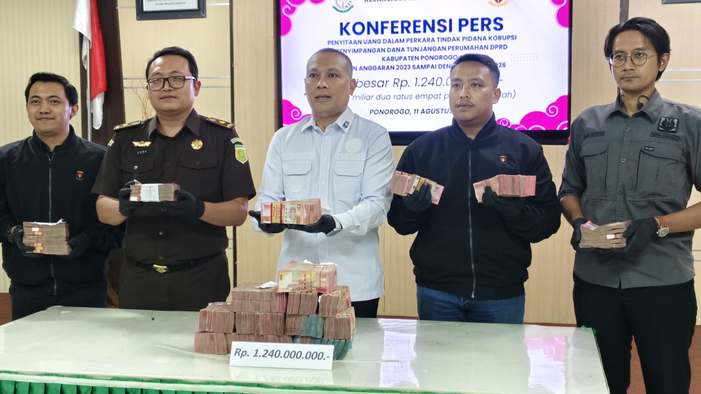 Tumpukan uang Rp 1,2 M yang berhasil di sita Kejaksaan dari 5 fraksi DPRD Ponorogo terkait dugaan korupsi tunjangan perumahan DPRD 2023-2026.