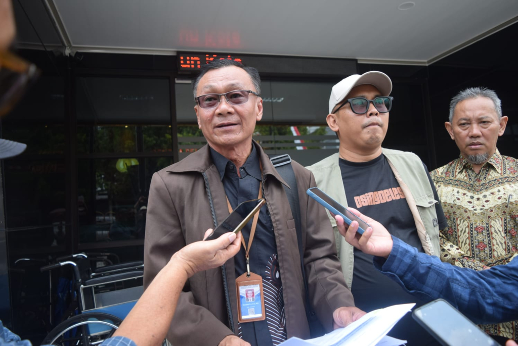 Handoko perwakilan kantor pengacara Muhammad Arif Widodo usai menyampaikan aduan ke Polresta Madiun perihal dugaan pemalsuan dokumen perubahan akta PT JPC.