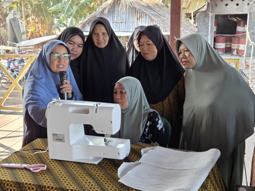 Pelatihan daur ulang sampah non-B3 bagi kelompok masyarakat rentan di Desa Pagerungan Besar, Kecamatan Sapeken, Kabupaten Sumenep, Sabtu (15/8/2026).