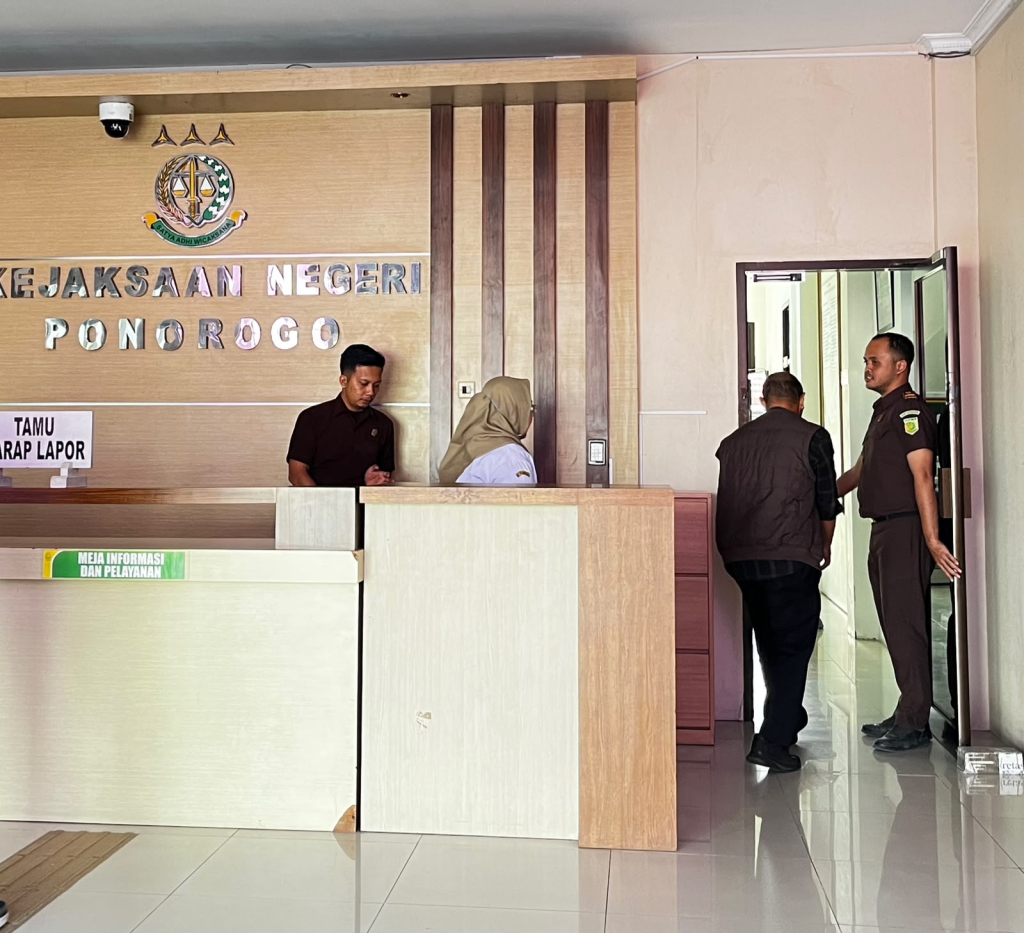 Salah satu pejabat Sekretariat Dewan (Sekwan) DPRD Ponorogo saat menjalani pemeriksaan di Seksi Pidana Khusus Kejaksaan Ponorogo. 