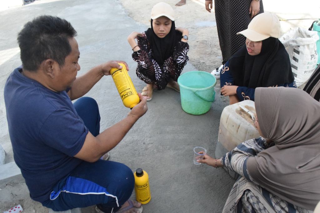 Samiuddin secara langsung memberikan pembelajaran praktik kepada mahasiswa.
