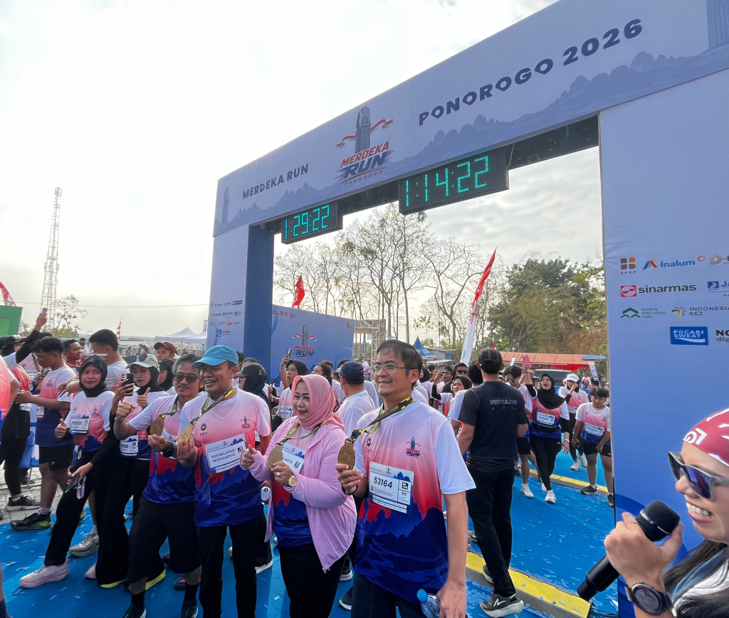 Sesmenko Bidang Ekonomi RI Susiwijono Moegiarso dan Plt Bupati Ponorogo Lisdyarita saat berhasil finish dalam gelaran Merdeka Run 2026. 
